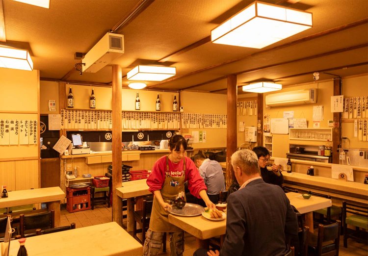 定食、酒肴が揃い、長年通う常連多し。