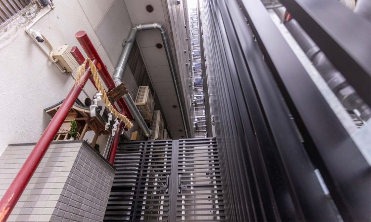 ビルの隙間の於満稲荷神社。於満とは家康公の奥御前の名。