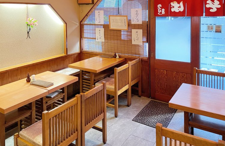 いかにも下町のおそば屋さんといった感じの店内。