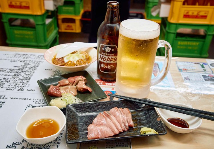 鶏レバー刺し250円、三冷ホッピー400円など。