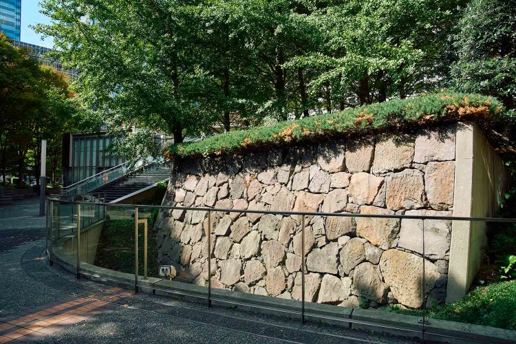 虎ノ門交差点の西側に江戸城外堀跡の石垣を発見。