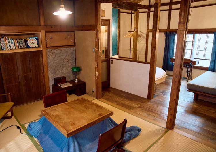 2階は土壁や竹小舞と、窓外の歓楽街との対比が楽しい。