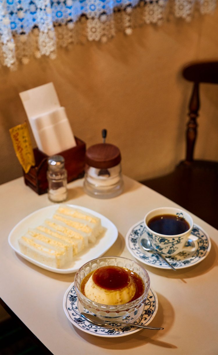 1時間もカラメルソースを煮詰めるジャンボプリンとコーヒーのセット900円。