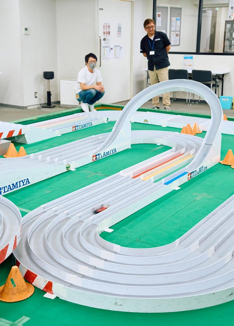 2階には有料で遊べるミニ四駆の大型コースが。