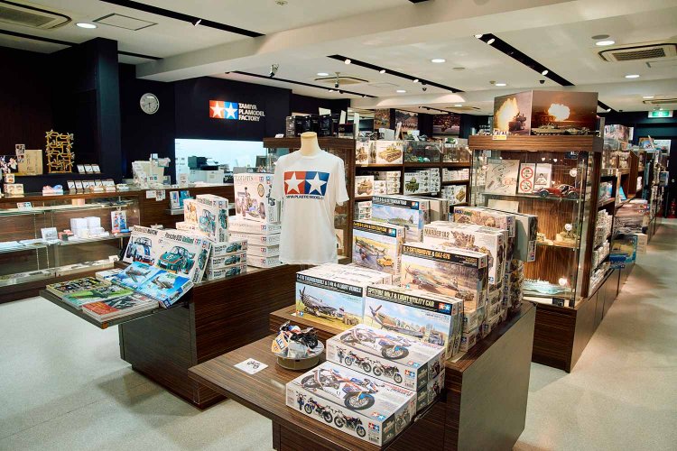 発売前の最新モデルも展示する1階。