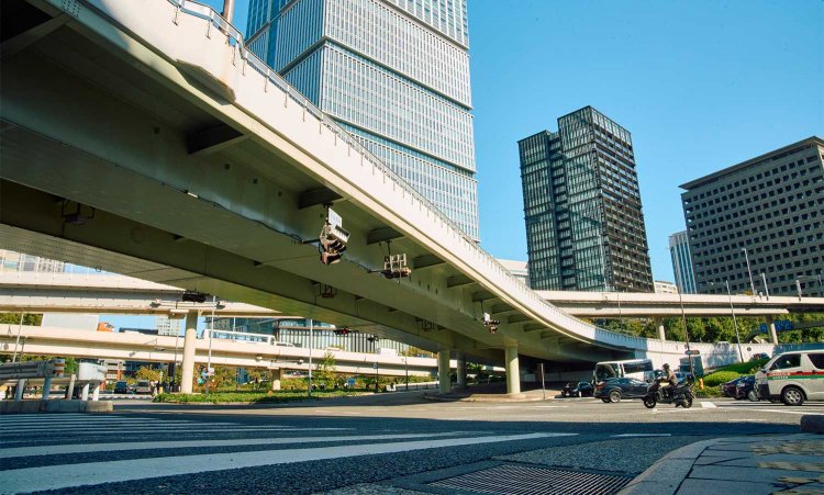 赤坂見附交差点で首都高を見上げる。交差点を囲むように地下鉄の出入り口が点在。