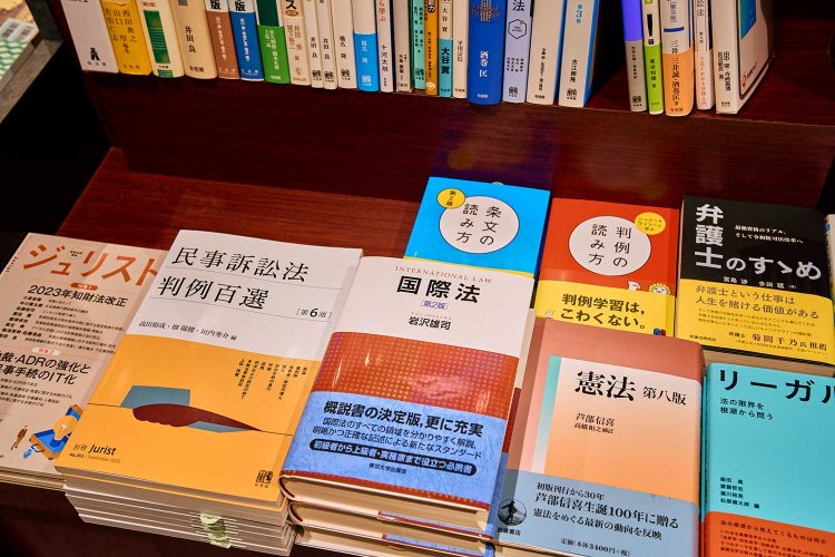 法律関係や税務関係の書籍を面陳。