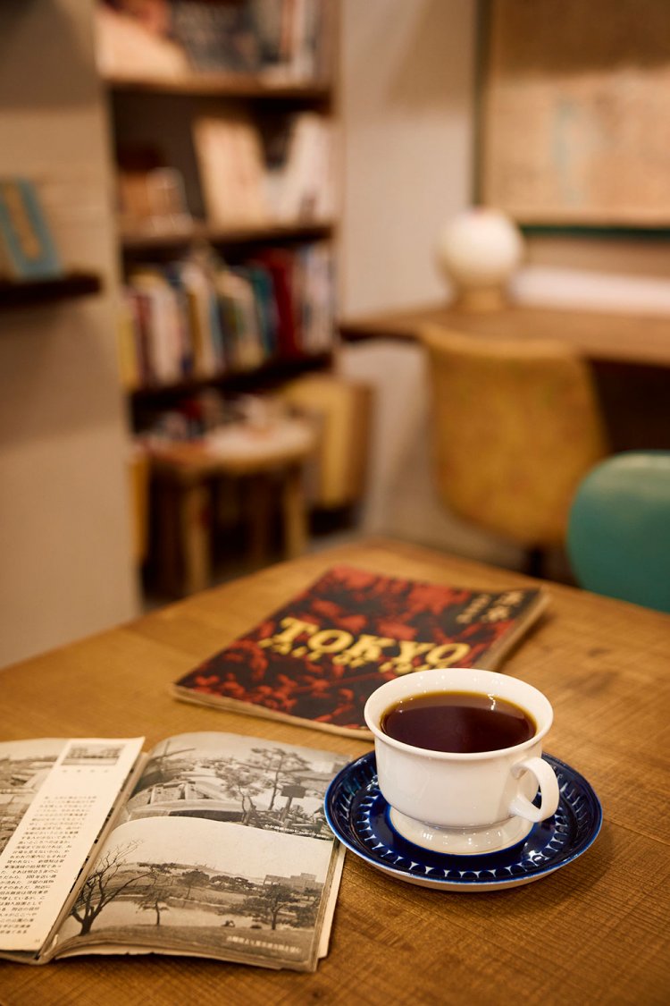 微粉を丁寧に取り除いた挽きたてをハンドドリップ。