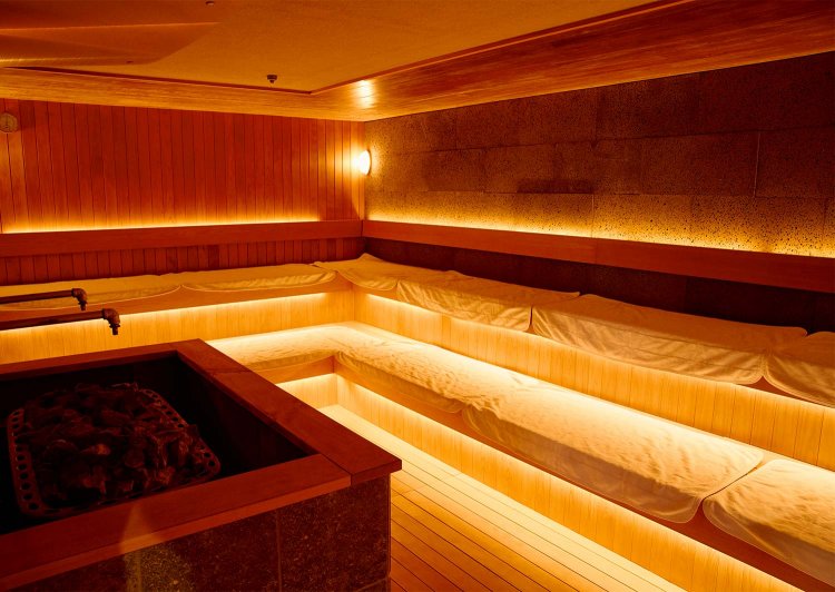 AIが適切なタイミングでロウリュを噴射する「薙（なぎ）」。入浴のみの料金は通常2200円。