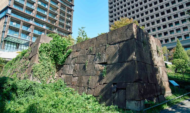 弁慶橋の100mほど東側には、寛永13年（1636）築の赤坂門跡が。