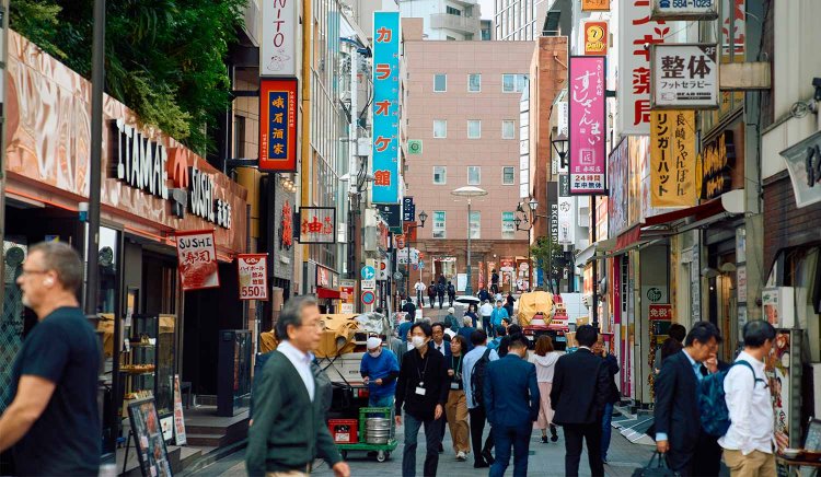 平日昼の赤坂見附の繁華街。ランチを求める人々で混みあう。
