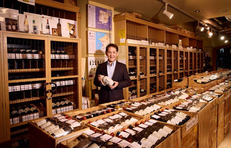 フランス産をメインに、所狭しとボトルが並ぶ地下1階のワインセラー。「2022年からジョージアワインの輸入・販売もはじめました」と17代目。