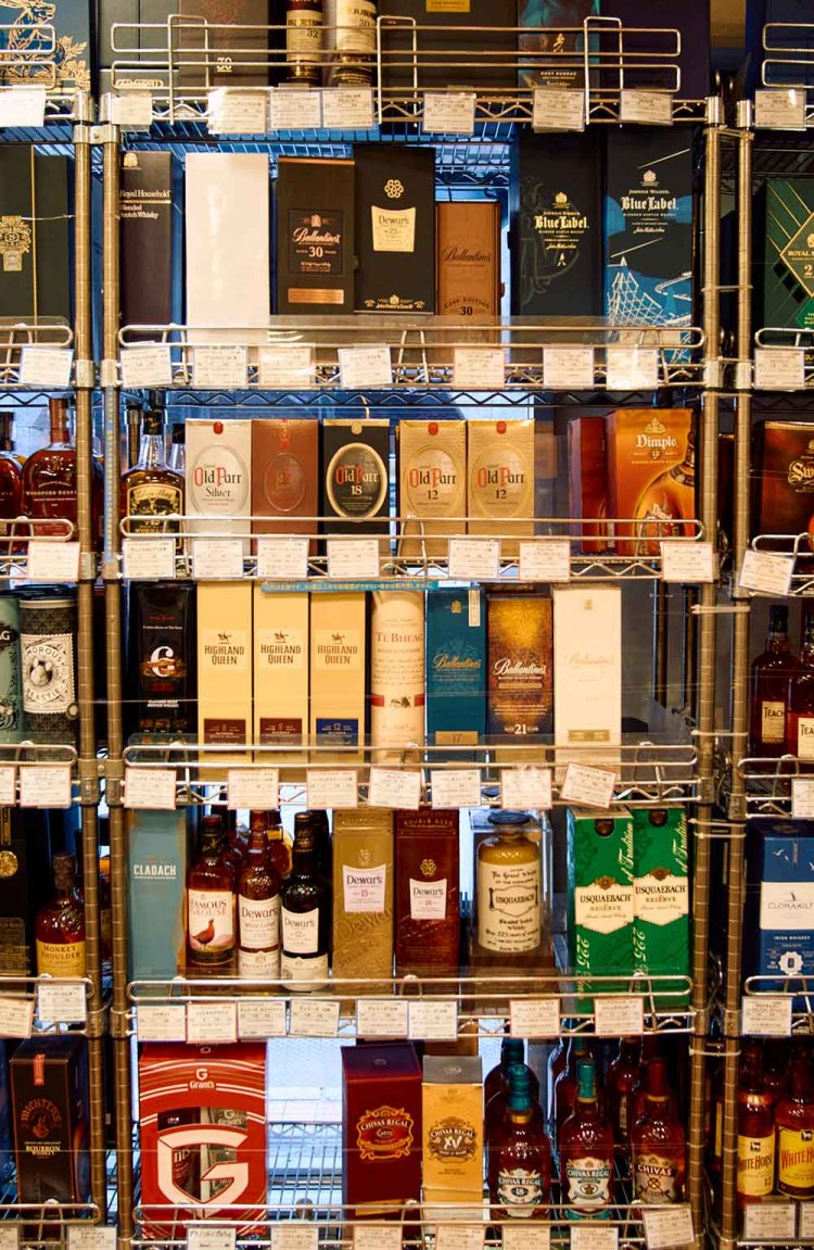 スコッチを中心にシングルモルトも豊富。