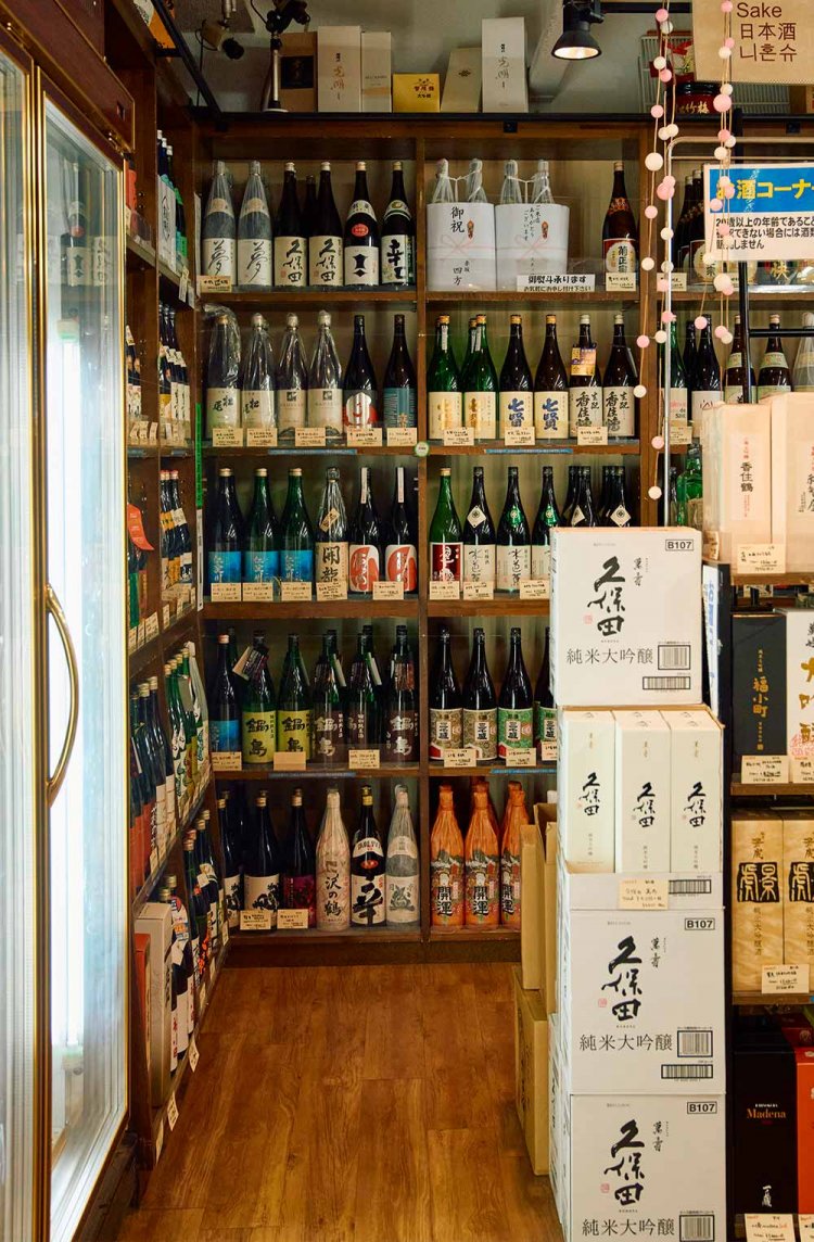 「鍋島」や「作」、「雑賀」といった地酒の特約店でもある。