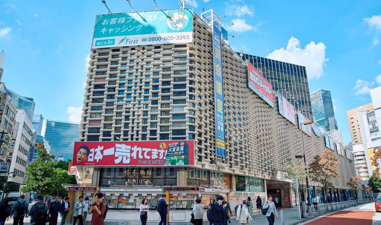 新橋の象徴ともいえる建築、格子状の外観が特徴的なニュー新橋ビル辺りからスタート。