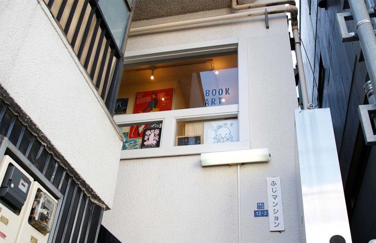 店の外から窓を見上げる。