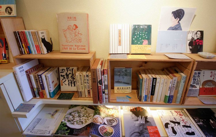 生前、この近くのマンションで暮らしていた脚本家・向田邦子のコーナーも。