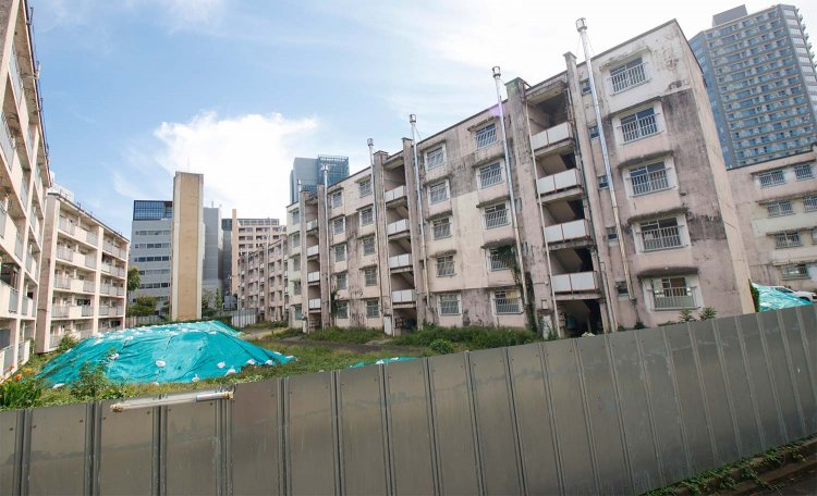 解体を待つ都営青山北町アパート。表参道の華やかなイメージとは違い、哀愁が漂う。