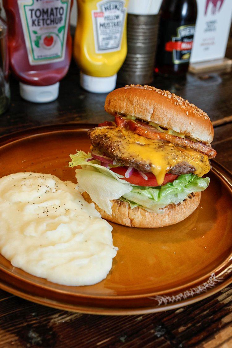 ケビンベーコン（マッシュポテト付き）1890円。パテの粗挽き肉を店主の上嶋翔吾さんが手捏ね。