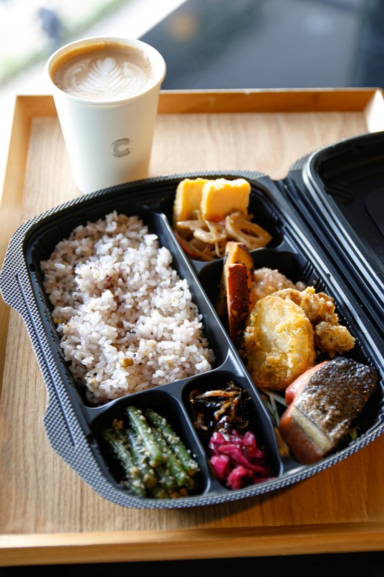 ランチボックス（写真は鮭の塩焼き）880円。ホットのカフェラテ600円（セットの場合は450円）。