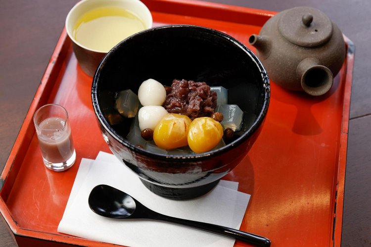 あんみつ 煎茶セット1620円。