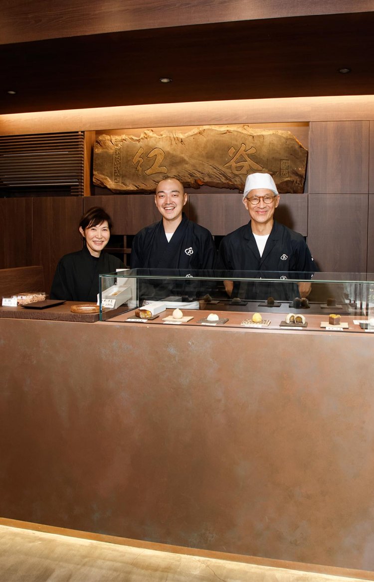 青木龍之介さん（中央）と、先代である両親。