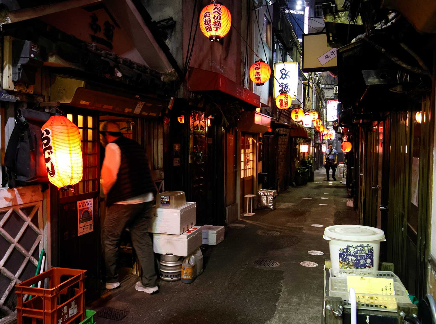 提灯に明かりが灯り始めた渋谷 のんべい横丁。