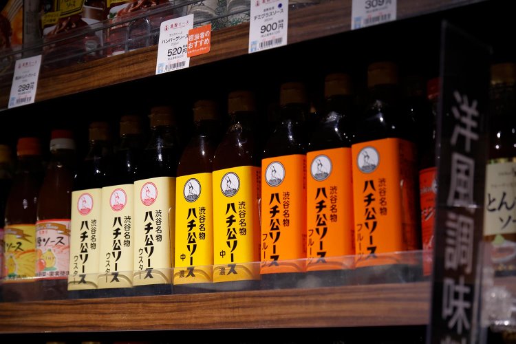 ハチ公ソースはフルーツ、中濃、ウスター。各432円。