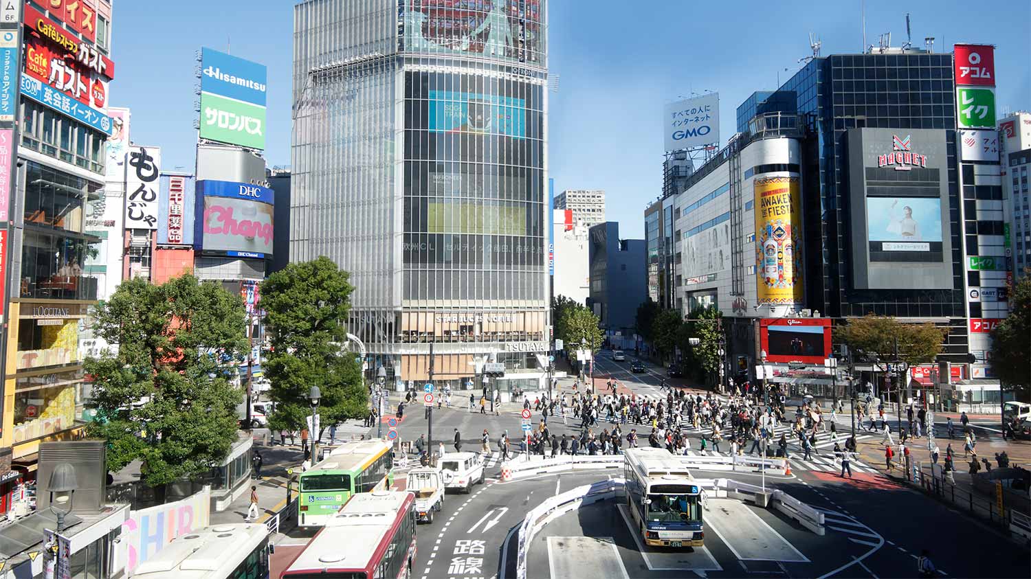 渋谷スクランブル交差点。世界屈指の混雑ぶりで、外国人観光客がよく記念撮影している。