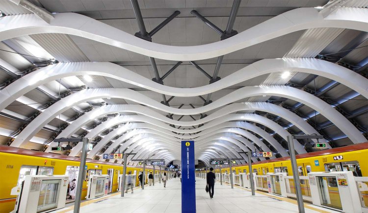 東京メトロ銀座線渋谷駅ホーム。天井のアーチがまるでパブリックアート。