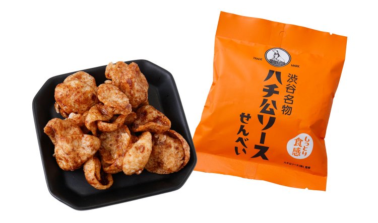 ハチ公ソースせんべい1袋184円。しっとり食感とほどよい塩気がクセになる。