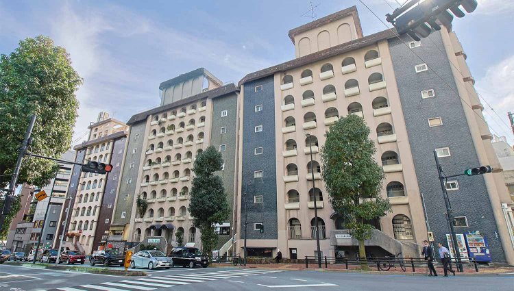 1969年竣工のセントラル第二青山。色違いが3棟並ぶ。