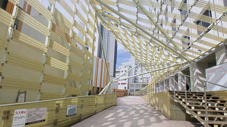 青山通り沿いのエスコルテ青山。外観は隈研吾による設計。