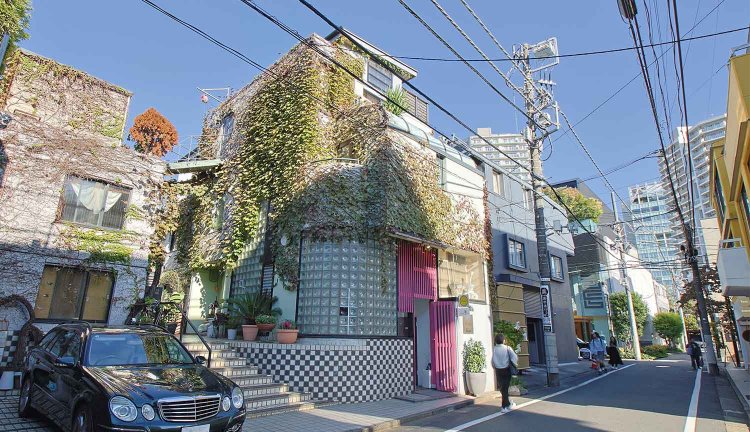 昭和の建物の凝ったデザインを見て歩くのも楽しい（写真は神宮前）。