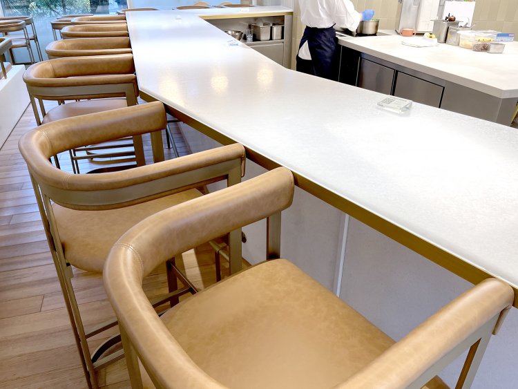 1階のカウンターはゆったりとして心地よい。テーブルは大理石で統一されている。