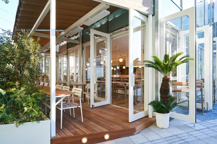 「見上げたらカモメが……」なんて船上と錯覚しそうなほど解放感があるテラス席。ハッ、ここは青山でした。