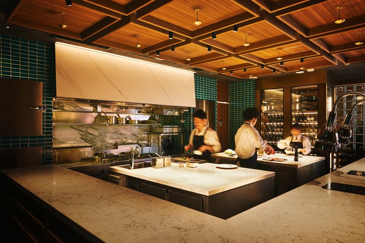 シェフズキッチンでは、調理の様子が見られる。壁のタイルはカリフォルニアからわざわざ仕入れたもの。