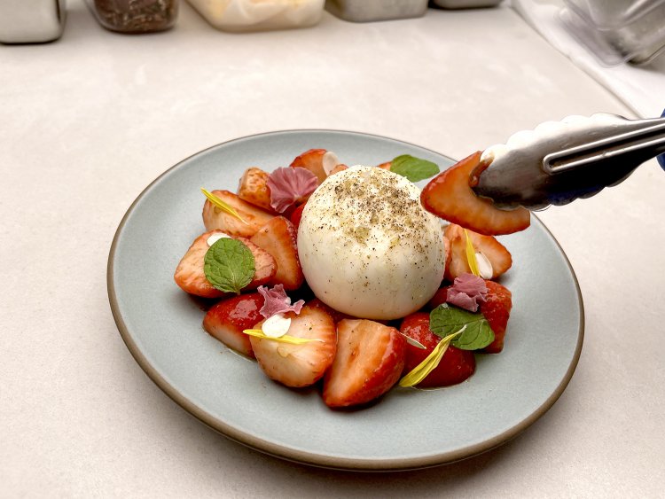 真っ赤に熟し粒が揃ったイチゴがおいしそう。