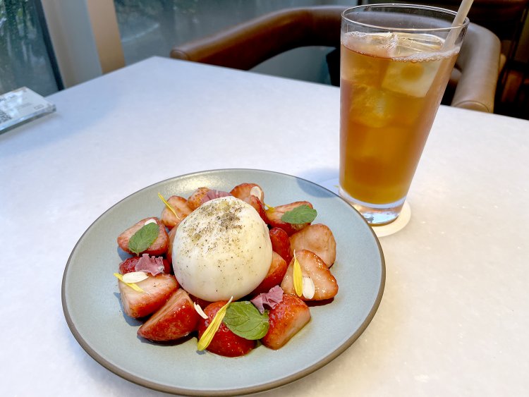 みずみずしくキラキラと光るイチゴと丸いブラータチーズが圧倒的な存在感！プランテーションアイスティー800円を従えて登場だ。