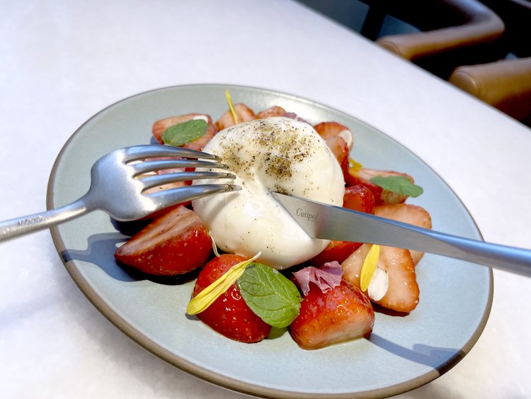 ブラータチーズにナイフを入れると、こんこんと生クリームが出てきた！　わくわくする瞬間だ。