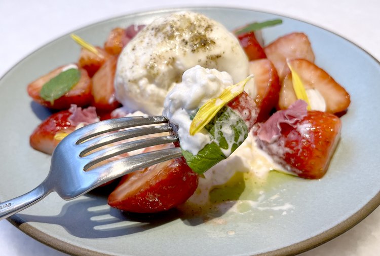 ミルキーなチーズと甘酸っぱいイチゴ、スパイシーなブラックペッパーとやさしい塩味。これらすべてをフルーティーなエキストラバージンオイルが包み込む傑作。