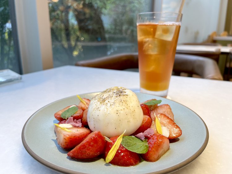 苺とブラータチーズ2400円、ランテーションアイスティー800円。