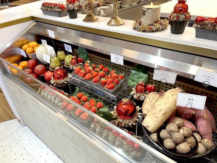 おいしそうな旬の国産の果物や野菜たち。購入はできないが店内のメニューで思う存分味わえる。
