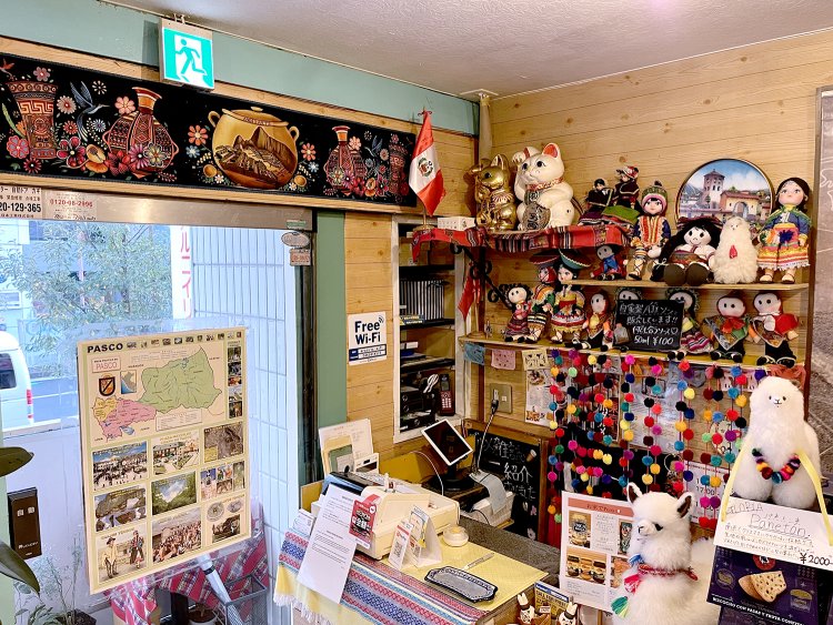 ペルーからやってきた人形のなかに、日本代表の招き猫を発見。