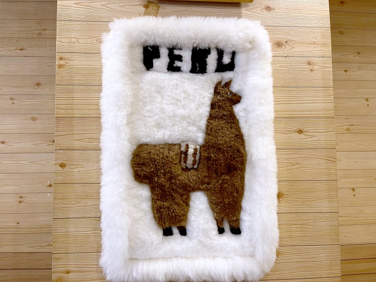 アルパカの毛で作られたもふもふのタペストリーを凝視（触りたすぎて震えた）。