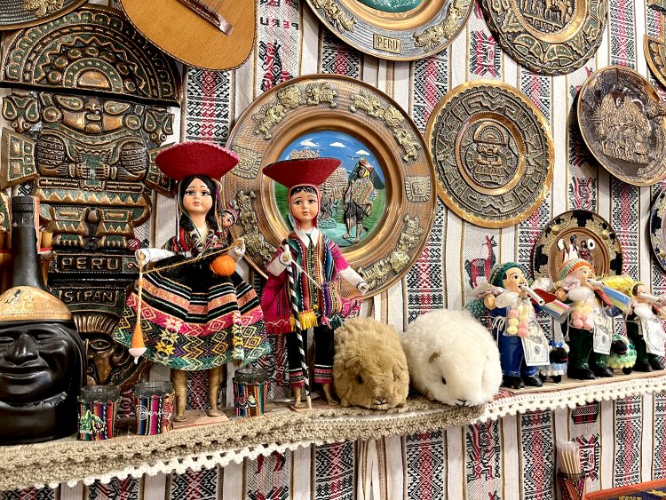 手作業で作られる民芸品はどれも味わい深く、温かみがあって愛らしい。ペルーの人たちもこれを見てほっこりするんだろうな。