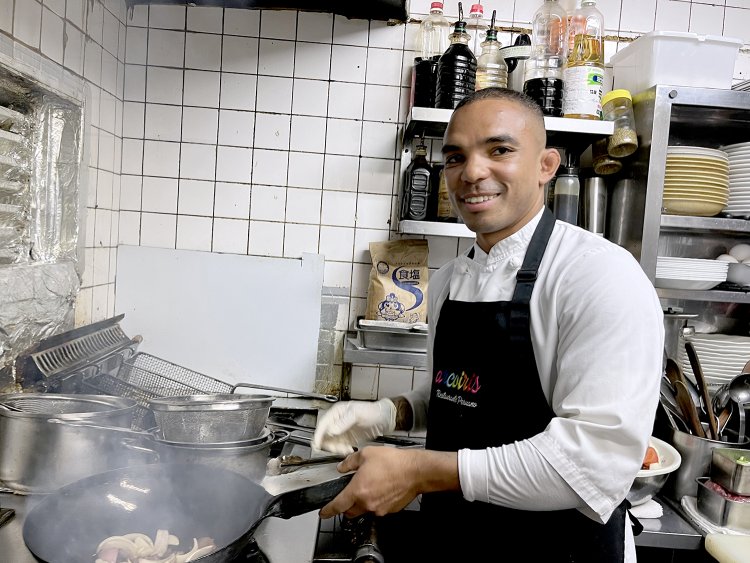 来日5年目のイバンさん。日本のレストランで働いていたが、今は『アルコイリス』で鍋を振っている。