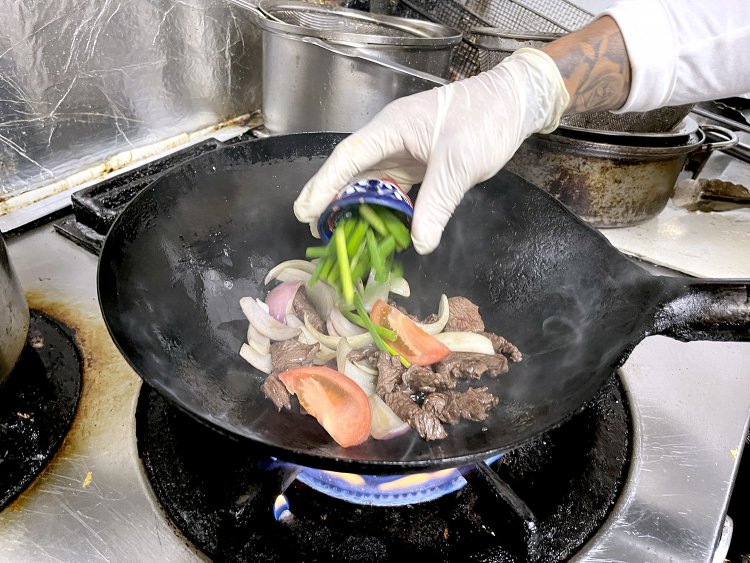 牛ハラミ肉、ポテトフライ、赤玉ねぎ、トマト、わけぎを油で炒め、醤油と酢、塩コショウで味付け。実にシンプル！