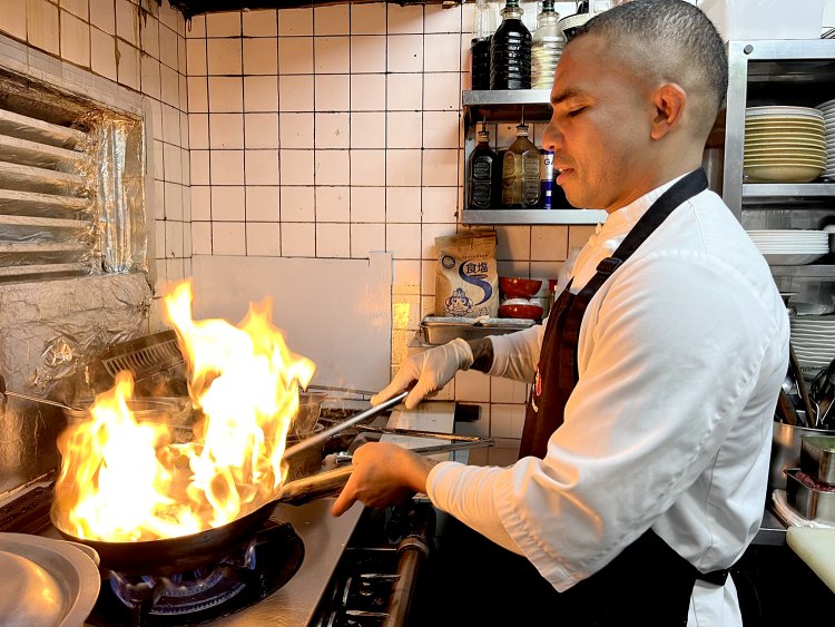 炒める時間は短いものの、絶えず火柱が上がっている。だ、大丈夫かー⁉