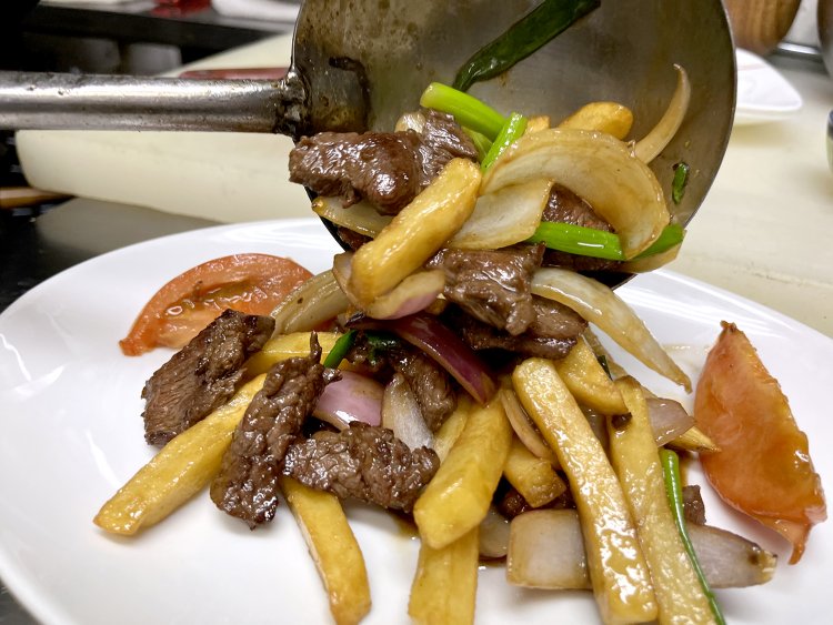 調理時間は3〜5分ほど。あんなに火柱が立っていたのに料理はまったく焦げていない。イバンさんのハンドパワーか⁉